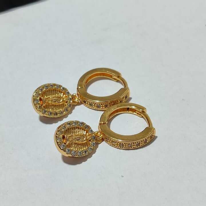 Aretes circulares con Medallón de Virgen María brillante